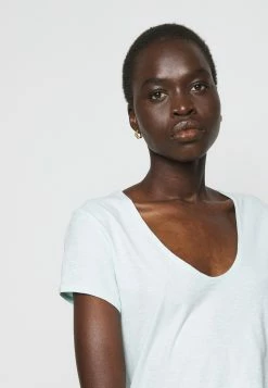 DRYKORN AVIVI - T-shirt basique Prix Aimable vêtements encolure large ronde femme 25 DRYKORN AVIVI - T-shirt basique Prix Aimable vêtements encolure large ronde femme -DRYKORN Soldes 2022 0a69e540044b4370a92975468a8034c8