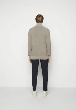 Prix Refroidis DRYKORN ANTONIO - Gilet vêtements col montant homme 15 Prix Refroidis DRYKORN ANTONIO - Gilet vêtements col montant homme -DRYKORN Soldes 2022 1eca08fff7b44feeb0bedf62680cb43d