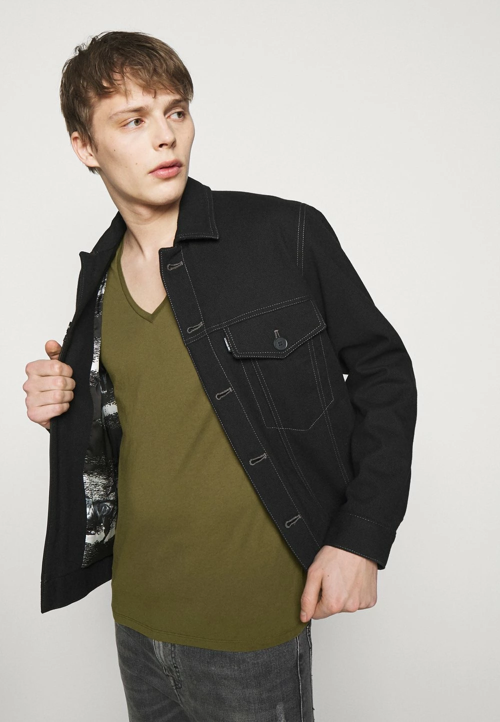 Produit de première qualité DRYKORN QUENTIN - T-shirt basique vêtements col en v profond homme 6 Produit de première qualité DRYKORN QUENTIN - T-shirt basique vêtements col en v profond homme – Image 4