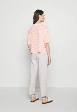 Meilleure qualité DRYKORN LUNIE - T-shirt imprimé vêtements col rond femme 12 Meilleure qualité DRYKORN LUNIE - T-shirt imprimé vêtements col rond femme -DRYKORN Soldes 2022 4db6823847c14825975c67d66bb3404f