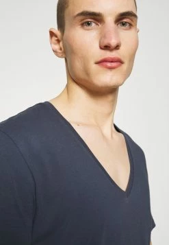 Vendre-Réclame DRYKORN QUENTIN - T-shirt basique vêtements col en v profond homme -DRYKORN Soldes 2022 609a40c746954e219e729ac1e1d0a42a