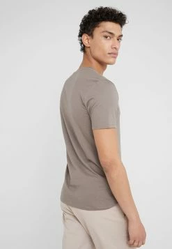 DRYKORN QUENTIN - T-shirt basique Authentique 100% vêtements col en v profond homme 29 DRYKORN QUENTIN - T-shirt basique Authentique 100% vêtements col en v profond homme -DRYKORN Soldes 2022 71c8996bfbd84bd79ae88b86e04a7b60
