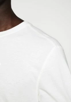 DRYKORN LENNY - T-shirt à manches longues Rabais vêtements col rond homme 18 DRYKORN LENNY - T-shirt à manches longues Rabais vêtements col rond homme -DRYKORN Soldes 2022 9c41342b9c164cba84184acdf0633bfa