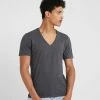 Bon Rapport Coût-Efficacité DRYKORN QUENTIN - T-shirt basique vêtements col en v profond homme -DRYKORN Soldes 2022 a328619d4d7540ecae07e4bebdba8d9e