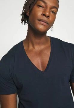 DRYKORN Prix Compétitif QUENTIN - T-shirt basique vêtements col en v profond homme -DRYKORN Soldes 2022 a8852607518b4929b148a4a3bac0ab0b