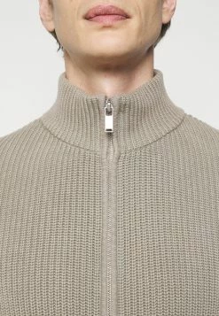 Prix Refroidis DRYKORN ANTONIO - Gilet vêtements col montant homme 18 Prix Refroidis DRYKORN ANTONIO - Gilet vêtements col montant homme -DRYKORN Soldes 2022 aa2c5e7dd08341b0bf73f6ed2a1c075d