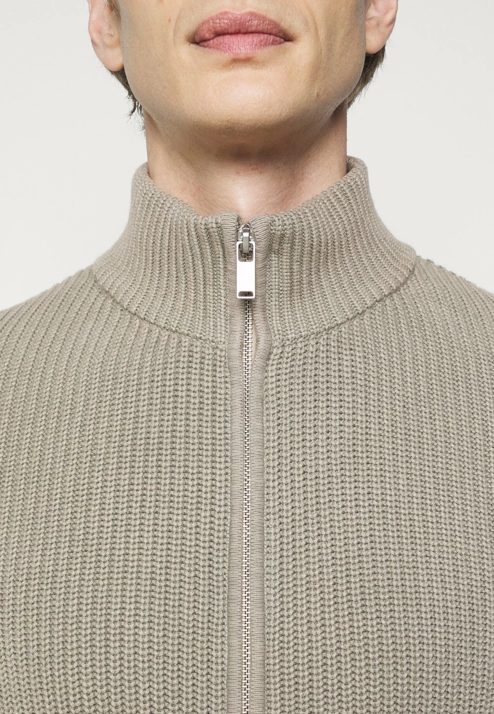 Prix Refroidis DRYKORN ANTONIO - Gilet vêtements col montant homme 8 Prix Refroidis DRYKORN ANTONIO - Gilet vêtements col montant homme – Image 6