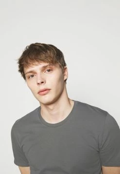 DRYKORN Prix Gelé CARLO - T-shirt basique vêtements col rond homme 18 DRYKORN Prix Gelé CARLO - T-shirt basique vêtements col rond homme -DRYKORN Soldes 2022 bd91d2bf9b394e65b6cf585a27a321f8