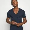 DRYKORN Prix Compétitif QUENTIN - T-shirt basique vêtements col en v profond homme -DRYKORN Soldes 2022 bf0a911e1e0a49c78bf92c4e25173513