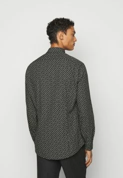 DRYKORN RUBEN - Chemise Prix Sympa vêtements col kent homme 10 DRYKORN RUBEN - Chemise Prix Sympa vêtements col kent homme -DRYKORN Soldes 2022 ca92e17b77a1476ba5114ca0e47b4494