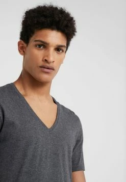 Bon Rapport Coût-Efficacité DRYKORN QUENTIN - T-shirt basique vêtements col en v profond homme 31 Bon Rapport Coût-Efficacité DRYKORN QUENTIN - T-shirt basique vêtements col en v profond homme -DRYKORN Soldes 2022 e2152d98e1f04617991d03a1613c4868