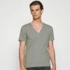 DRYKORN QUENTIN - T-shirt basique 50% Off De Vente vêtements col en v profond homme -DRYKORN Soldes 2022 f191d5e072664fbf99891dcf9054b093